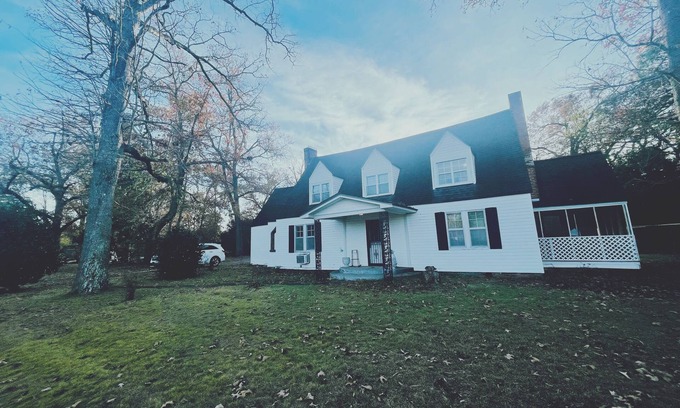 Americus Casa | House on an acre! Book 2 nights and get the 3rd free.