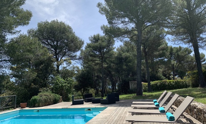 Saint-Marc-Jaumegarde Casa | House on property with swimming pool and tennis court near Aix-en-Provence