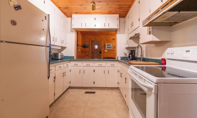 Kemptville Casa | House on lake w/ Hot Tub & Sauna