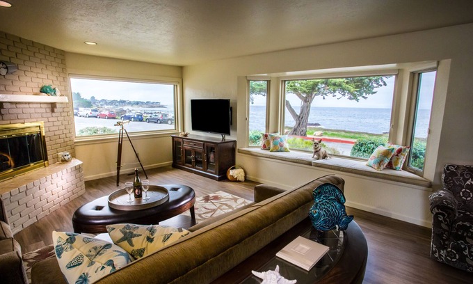 Pacific Grove Casa | House on Ocean View Blvd se encuentra en Pacific Grove Coastal Trail