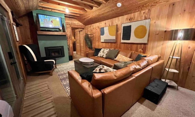 Bellepoint Otro | House on private 400 acre mountaintop farm!