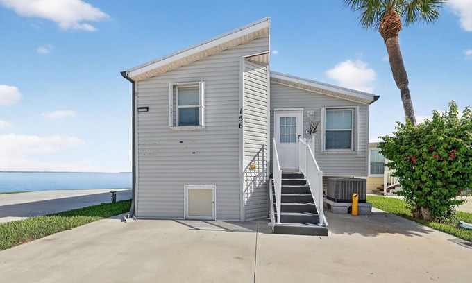 Nettles Island Casa | House on Seawall in Jensen Beach