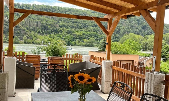 Ehrenthal Casa | House on the Rhine with mountain views