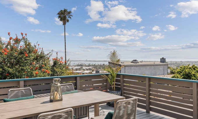 Bay Park Casa | House on the Hill - charming house with beautiful views