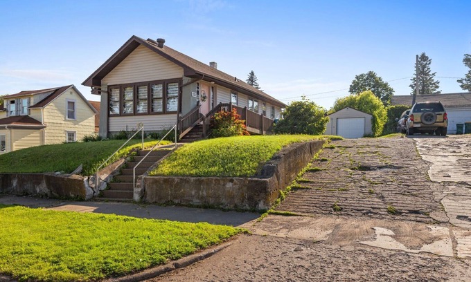 Cloquet Casa | House on the Hill | Dog-Friendly