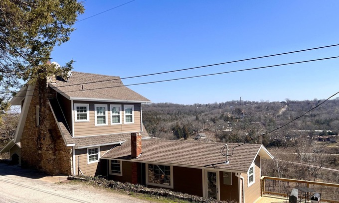 Branson Cabaña | "House on the Rock" Romantic Cottage Getaway w/ Hot Tub and Fireplace!!