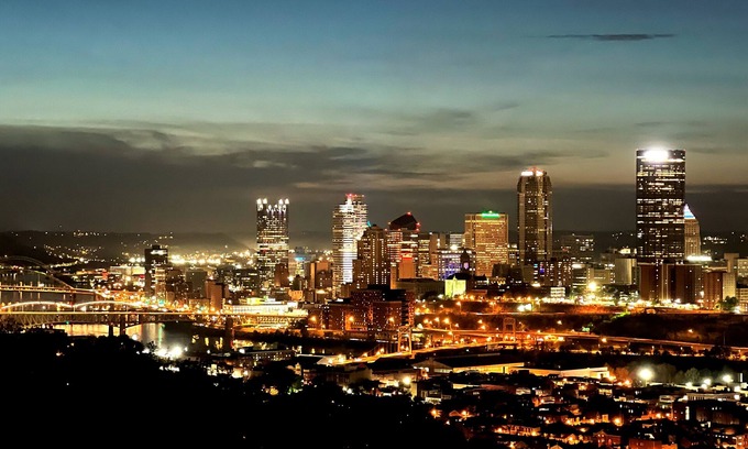South Side Slopes Casa | House overlooking City Skyline, River and Bridges