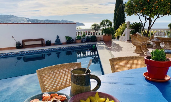Almuñécar Casa | Casa con vistas a la Bahía de La Herradura y piscina naturista opcional. Relax.