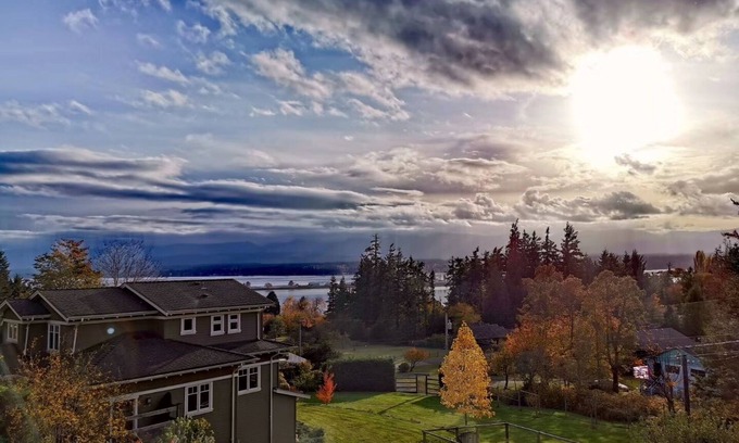 Comox Casa | House private mountain ocean view one acre 2 bedrooms