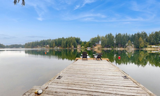 Shelton Casa | House right on the lake w/ hot tub, kayak, SUP & games - great location