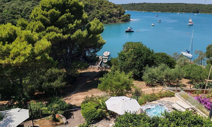 Banjole Apartamento | House Rina apartments directly by the sea with whirlpool in a beautiful garden