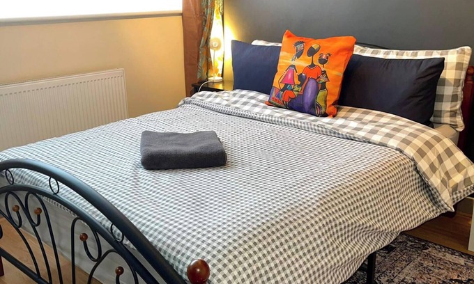 Havering Park Casa | Impeccable Spacious 6-Bed House in Romford