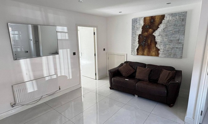 Manchester Casa | House - Sleeps 5, Private Parking & Pets Allowed