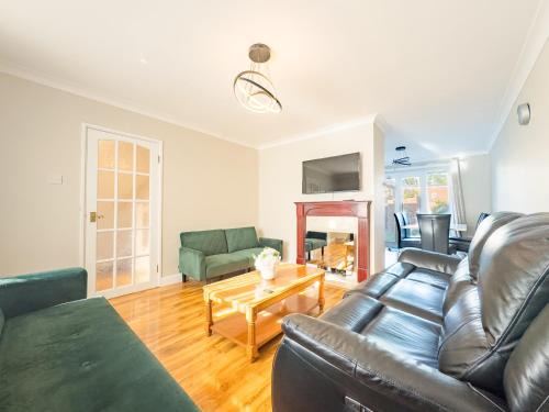 Basildon Casa | House - sleeps 7 private garden & parking