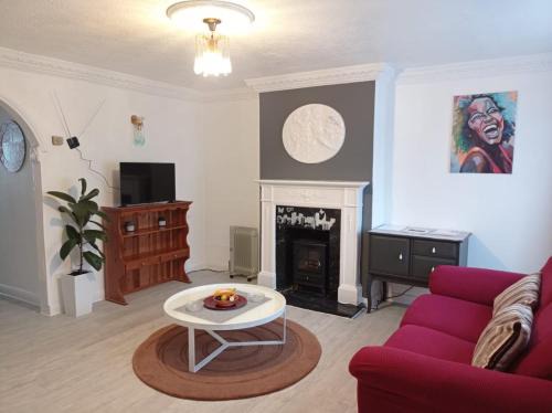 Chadwell Casa | House - Sleeps 8 - Garden - Parking