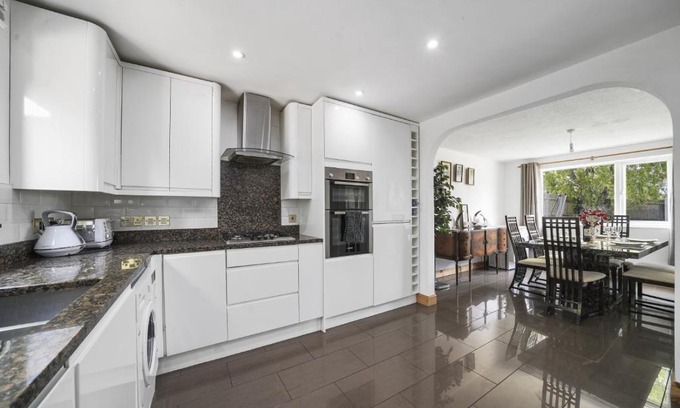 Larkfield Casa | House - Sleeps 8 & on-site parking