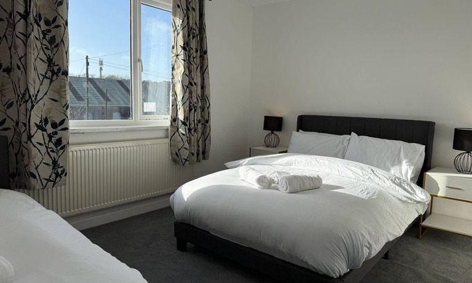 Bridgend Casa | House - Sleeps 8 - Parking - WiFi