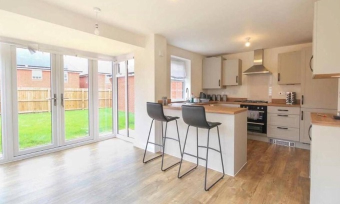 Burton Latimer Casa | House-sleeps 8-parking-garden