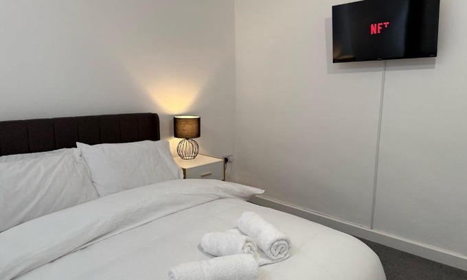 Bridgend Casa | House - Sleeps 8 - Parking - WiFi