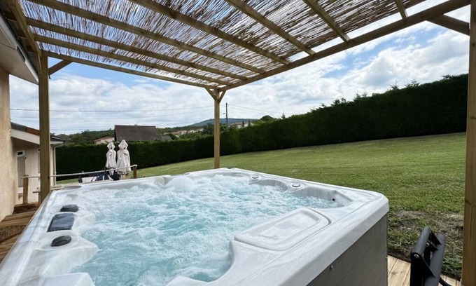 Aubiere Apartamento | House sleeps 8 with Jacuzzi / Pétanque court
