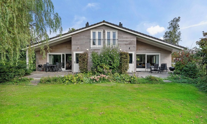 Grou Casa | House Specht, large garden facing south and quietly situated. Close to the lake.