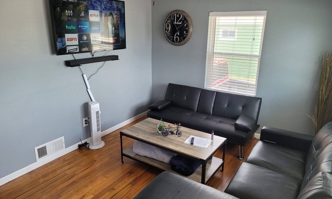 Lincoln Casa | House To Yourself! Parking, WIFI, Pets allowed!
