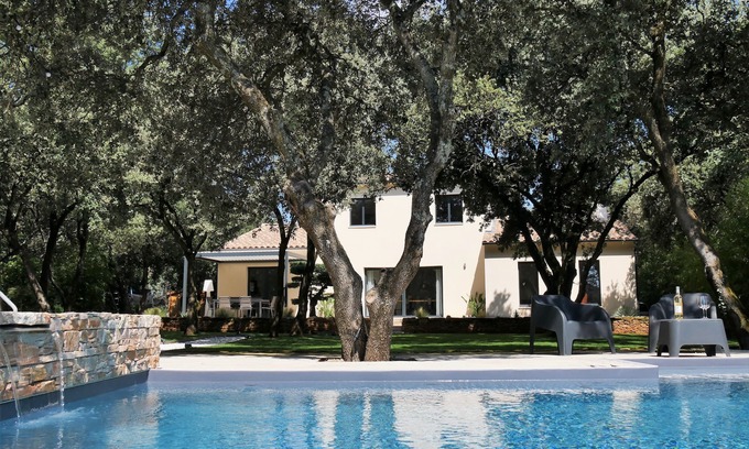 Suze-la-Rousse Casa | House under the oaks with dominant view
