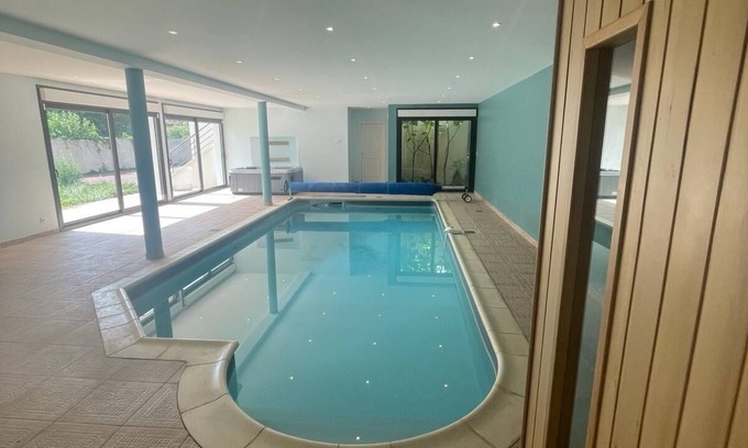 Villeneuve-le-Roi Casa | House Villa 15min Orly 20min Paris with swimming pool, SPA, sauna and fitness room