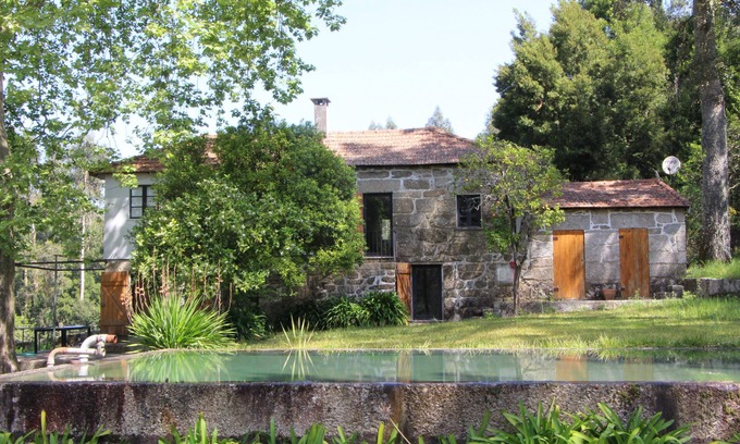 Paredes Cabaña | Casa rural rodeada de viñedos, campos y pinares.