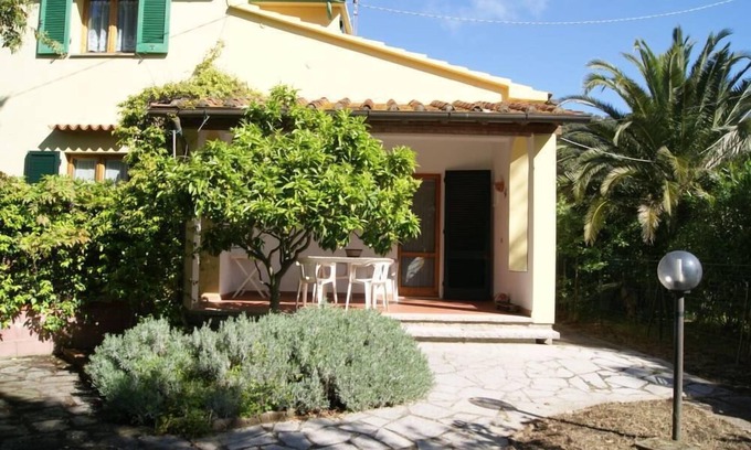 Procchio Casa | Parte de una casa unifamiliar con jardín