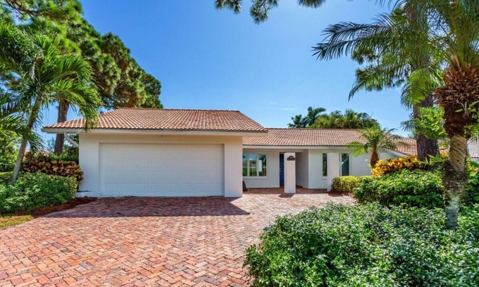 Park Shore Casa | House west of 41: 10 min. walk to beach, park, arts, restaurants and shopping!