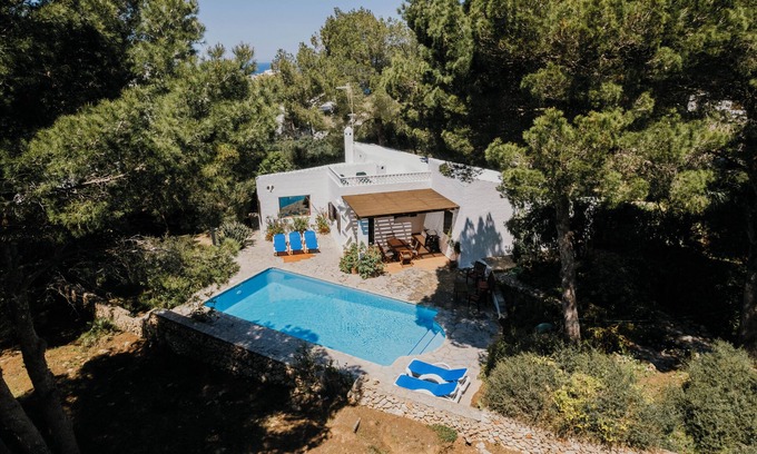 Ciutadella de Menorca Chalet De Esquí | Villa en Cala Morell con piscina privada en el bosque