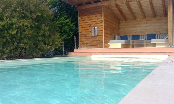 Saint-Pee-sur-Nivelle Casa | Casa con piscina en el centro del pueblo.