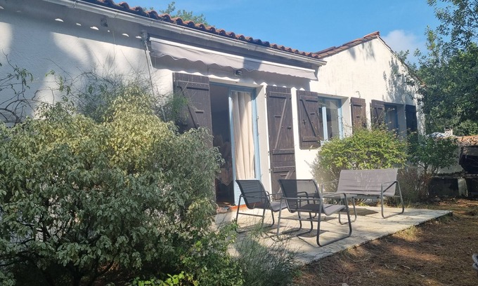Boyardville Casa | House with large garden in an oyster farming site close to the beach and the golf course.
