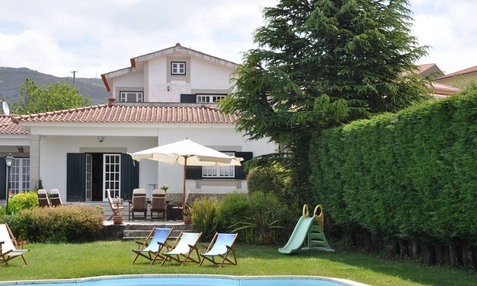 Sopo Villa | Casa con piscina y jardín en Vila Nova de Cerveira, by iZiBookings