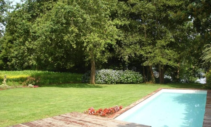 Campos Casa | Casa con jardín y piscina a orillas del río Minho