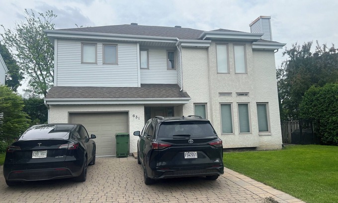L'Ile-Bizard Casa | House with 3 floors and pool. Very cozy and chalet like. Near golf course.
