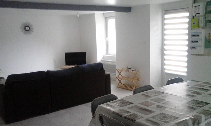 Vezins Casa | Casa con salón de 40m² en zona tranquila.