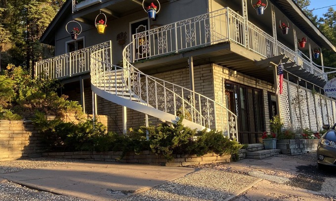 Peninsula Village Casa | House with 6 rooms each with private bath across street from lake!