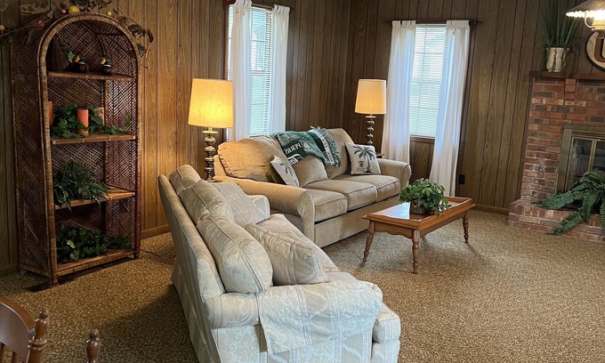 Linden Casa | House with a big deck and boat dock on Toms Creek