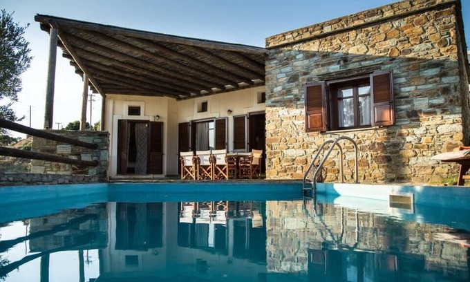 Kato Fellos Casa | House with a pool in Andros