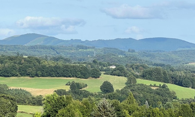Peyrissac Casa | House with breathtaking views of the Monédières mountains. The peace and charm of Corrèze.