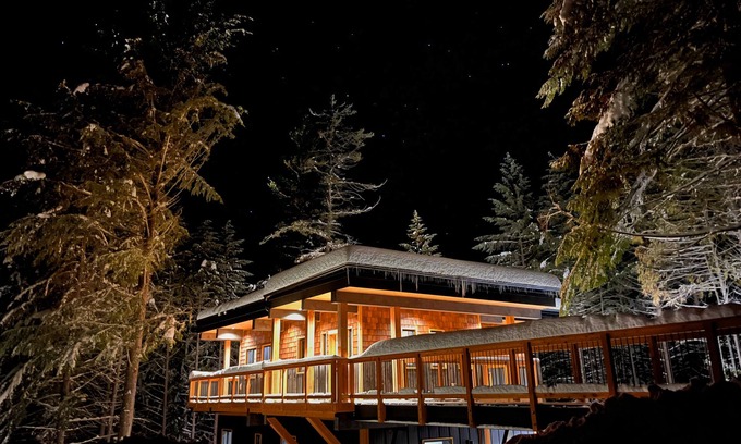 Rossland Casa | House with bridge, walk around deck, rooftop patio, 24' glass door & much more!!