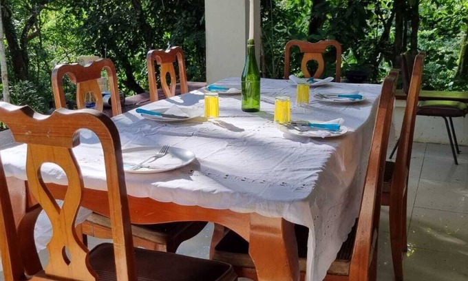 Barrio Ricos y Famosos Casa | Casa con piscina entre arboles y con vista al mar!