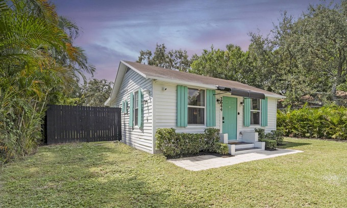 Westgate Casa | House with Fenced Yard - Palm Wave Says -