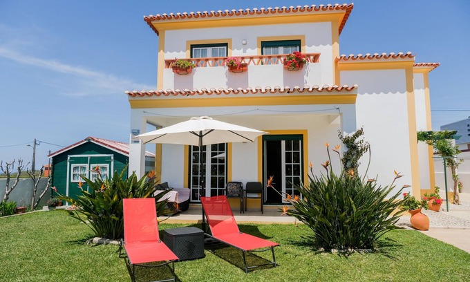 Ericeira Casa | Casa con amplio jardín, barbacoa y vista al mar, ideal para familias.