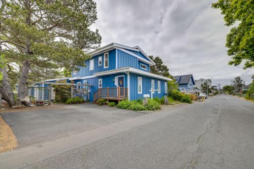 Seaside Casa | House with Hot Tub and Deck - Walk to Seaside Beach!