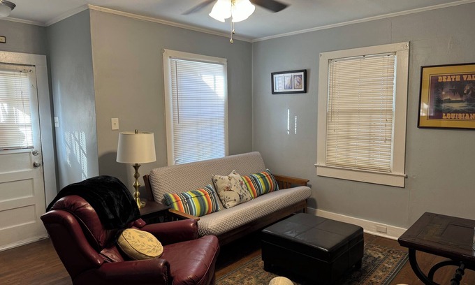 Highlands - Perkins Cabaña | House with King and Queen beds! Garfield Cottage @LSU