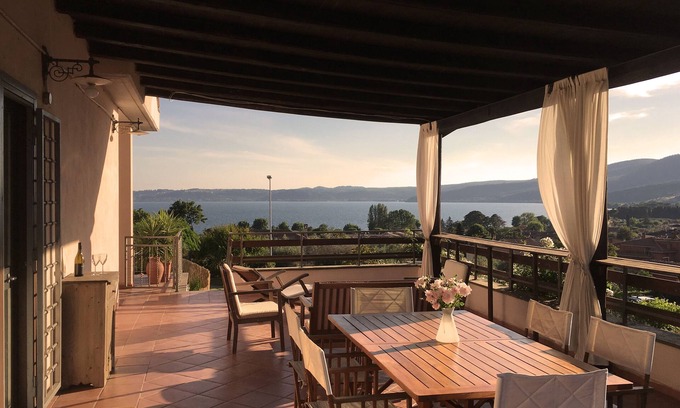 Lake Bracciano Villa | Villa con gran terraza, jardín y vista soñada.