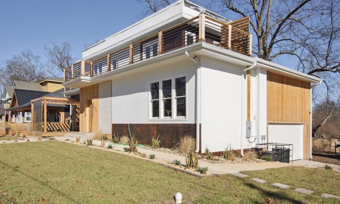 Atlanta Casa | House with large decks, belt line restaurants very